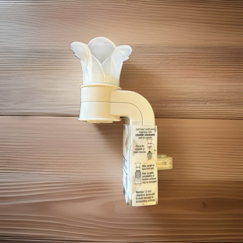 Bath and Body Works White Opaque Flower Wallflower Plug-In, NWT - Picture 4 of 8